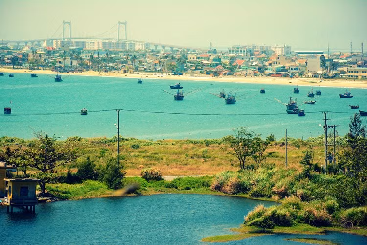 Bateaux de pêche en baie de Da Nang.