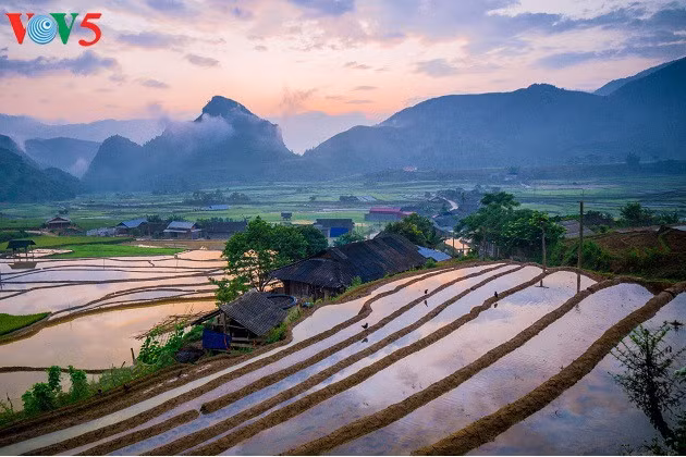 Le jour se lève sur Lim, un village de l'ethnie Mong 