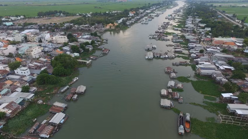 Le village piscicole en radeaux sur la rivière Hau, dans la ville de Chau Doc, province d'An Giang. Photo: VNA