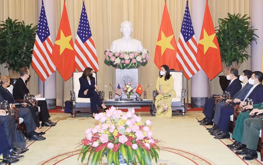 Durant sa visite au Vietnam, Kamala Harris rencontrera des dirigeants vietnamiens pour discuter de la situation de la pandémie de COVID-19 ainsi que de la sécurité régionale et de la coopération économique. 
