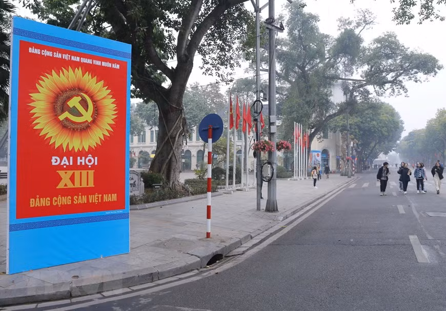 Un panneau célébrant le 13e Congrès national du Parti devant le jardin Ly Thai To.