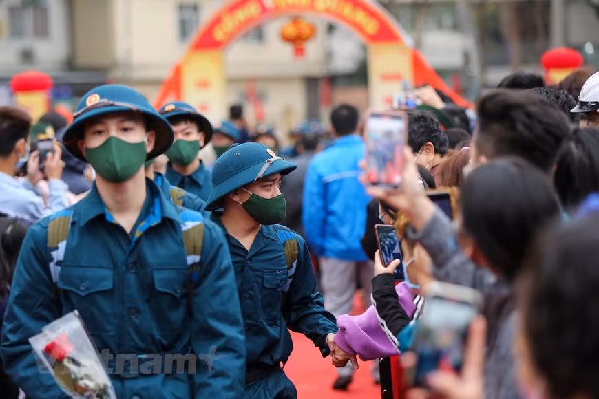 Dire au revoir aux proches. Photo: Vietnam+