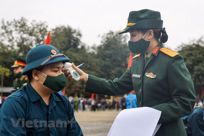 Les jeunes font vérifier une dernière fois leur température corporelle. Photo: Vietnam +