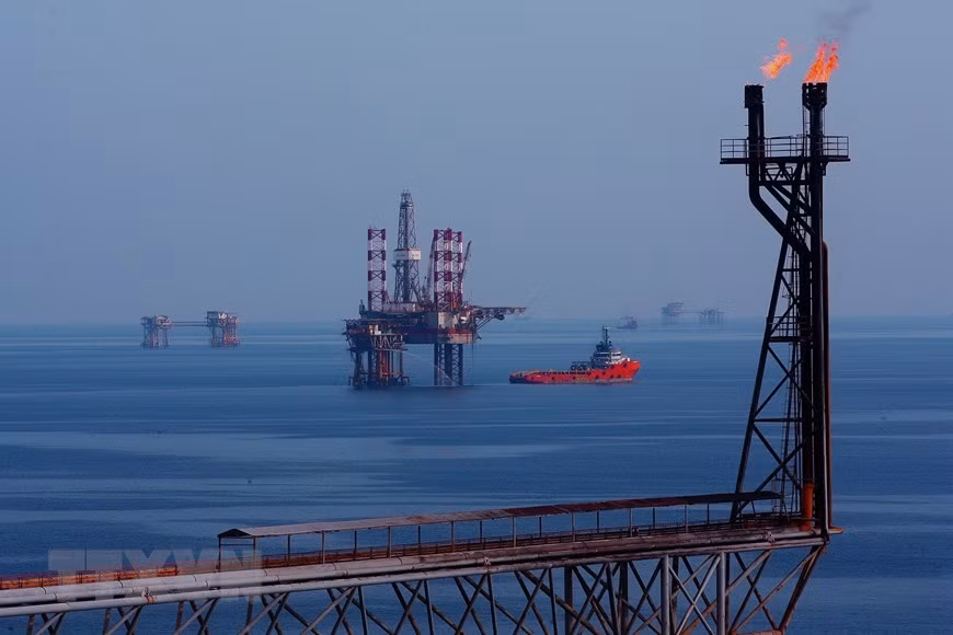 L'exploitation pétrolière dans le gisement de Bach Ho, plus grand gisement du plateau continental du bassin de Cuu Long, situé au Sud-Est, à 145km des côtes de Vung Tau. 