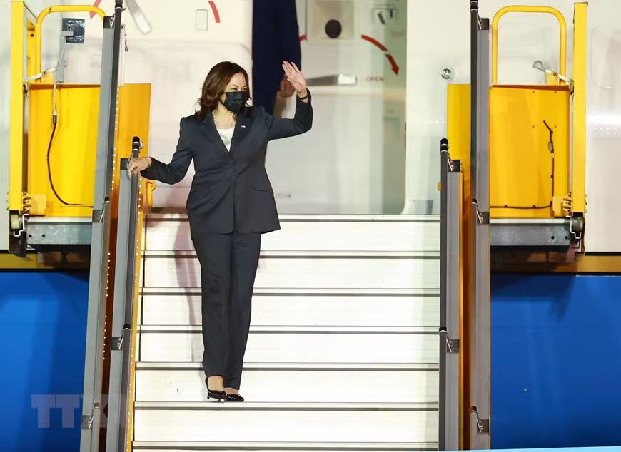La vice-présidente des États-Unis Kamala Harris à l'aéroport international de Noi Bai.