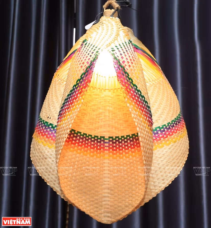 Eventails en forme de feuille de Bodhi transformés en lampe. Photo: Vietnam Illustré 
