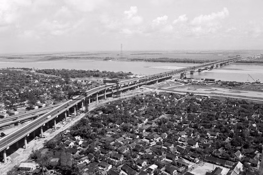 Mis en chantier le 26 novembre 1974, le pont Thang Long a officiellement été inauguré le 9 mai 1985. C'était le pont le plus moderne d'Asie du Sud-Est à cette époque-là. Un ouvrage d'art considéré comme l'un des symboles de l'amitié Vietnam-Union soviétique. Photo: VNA