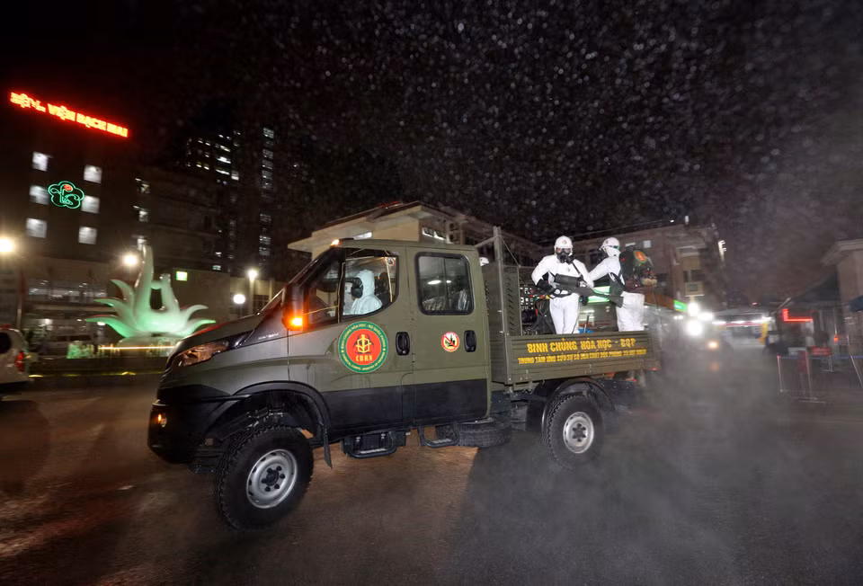 Dans la soirée du 28 mars, des troupes de l'Armée chimique du ministère de la Défense ont effectué une désinfection à l'hôpital Bach Mai, à Hanoï, après y avoir enregistré des dizaines de cas d'infection par le SARS-CoV-2.