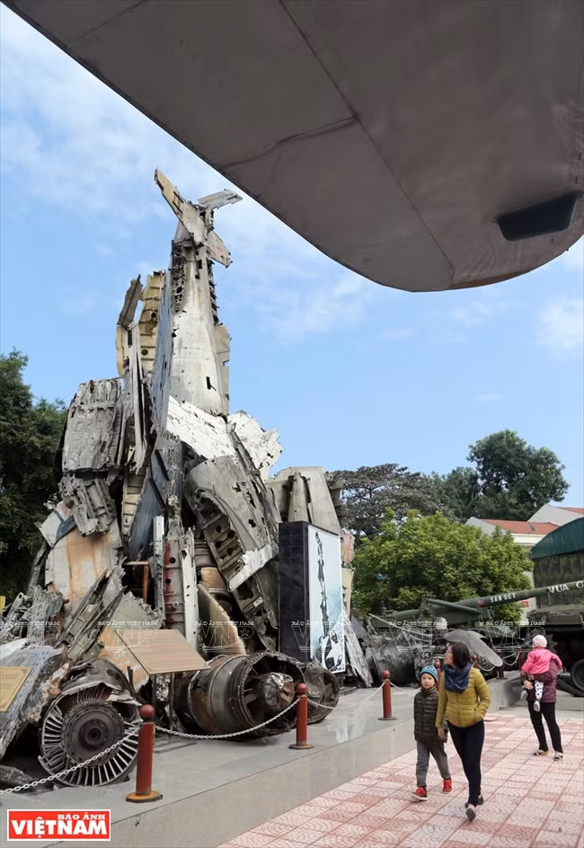 L'épave d'un avion ennemi abattu pendant la guerre contre l'armée américaine est exposée au Musée de l'histoire militaire du Vietnam. 