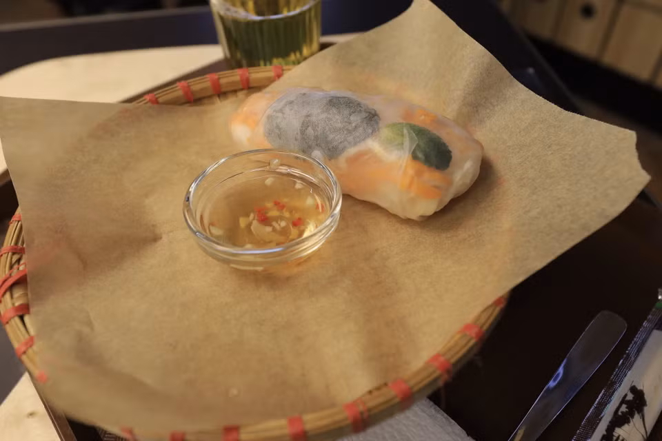 Les rouleaux de printemps aux crevettes et les plats aux fruits de mer sont toujours attrayants pour les Russes. Photo: VNA 