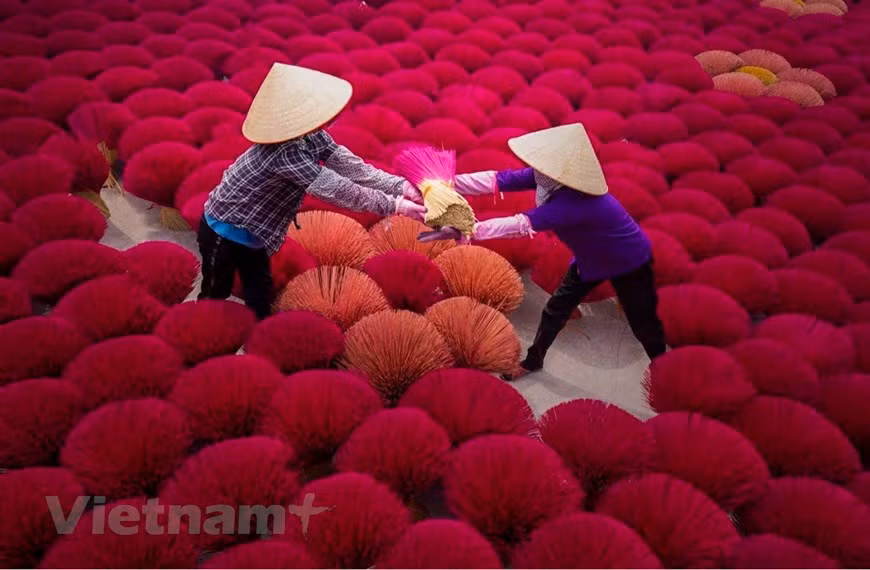 L'artisanat de fabrication de l'encens est pratiqué à Quang Phu Cau depuis environ 100 ans, d'abord dans le hameau de Phu Luong Thuong, avant d'être étendu aux autres hameaux de la commune, notamment Xa Cau, Quang Nguyem, Phu Luong Ha, Cau Bau et Dao Tu. 