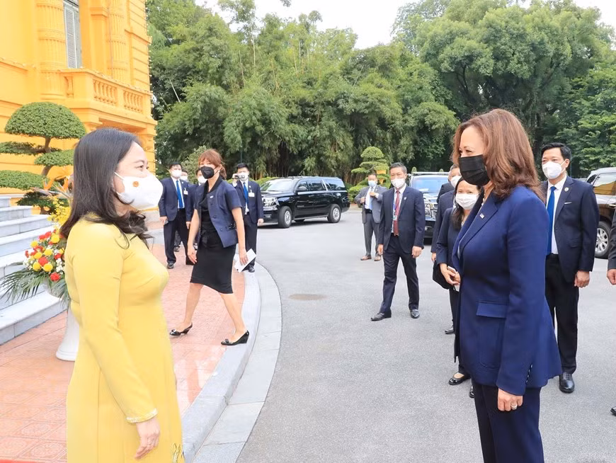 La vice-présidente Vo Thi Anh Xuan (gauche) accueille son homologue des États-Unis Kamala Harris.