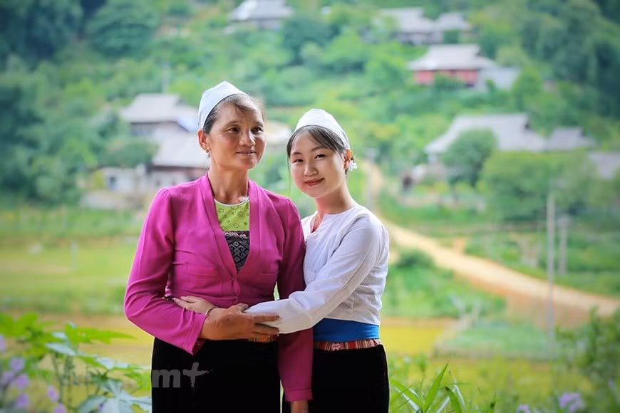 ''Un fil pour la tête, un autre pour la queue, un autre encore pour le corps ondulé... Et puis il faut aussi savoir créer une harmonie entre toutes les couleurs'', a-t-elle ajouté. Les Muong possèdent un très riche patrimoine, notamment littéraire, avec de longs poèmes, des légendes, des contes, des proverbes, des berceuses, mais aussi musical, avec de très nombreuses chansons folkloriques. D’après Bui Thi Xuan, qui fait partie d’un club voué à la préservation de l’identité culturelle Muong, les chants folkloriques se divisent en plusieurs catégories, selon les circonstances dans lesquelles ils sont chantés. Mais les Muong ont également des épopées, dont la plus célèbre est sans doute ''De dat de nuoc'' - La naissance des terres et des eaux, en français. Photo: VietnamPlus 