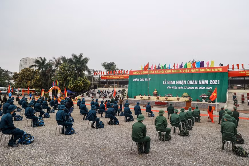 Dans la matinée du 27 février, les arrondissements et districts de la capitale organisent simultanément des cérémonies marquant le départ des jeunes effectuant le service militaire en 2021. Photo: Vietnam+