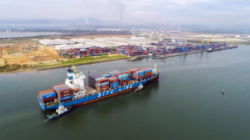 Le port de Chu Lai, à Quang Nam, est un port en eau profonde avec un système logistique synchrone. Couvrant une superficie de 140 hectares, il a été mis en service en mai 2012 et est le plus grand port fluvial du Centre, situé sur la rivière Truong Giang, favorisant le déplacement des biens. Photo: VNA