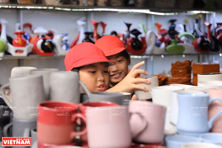 Deux élèves japonais au marché de la céramique.