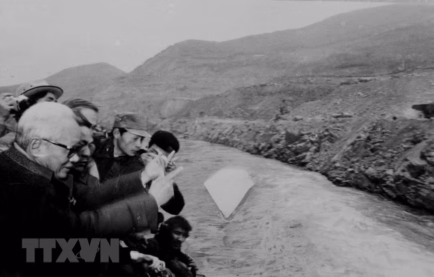 Le Premier ministre Pham Van Dong jette symboliquement une pierre, signal du début du blocage de la rivière Da pour construire la centrale hydroélectrique de Hoa Binh le 9 janvier 1986. Photo: VNA