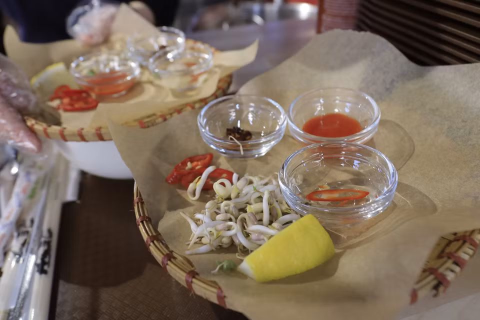 Les épices servies avec la soupe de nouilles de riz au bœuf sont soigneusement préparées. Photo: VNA 
