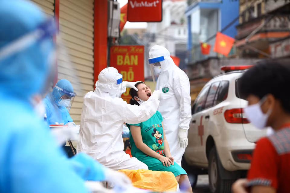 Des agents médicaux prélèvent des échantillons des personnes vivant dans la hameau de Ha Loi, commune de Me Linh, district de Me Linh, Hanoï, où plus de 10.000 personnes ont été mises en quarantaine suite à la découverte d'un cas suspect de COVID-19. Grâce aux mesures de mise en quarantaine et localisation rapides, les localités du Vietnam ont réussi à contenir l'épidémie.