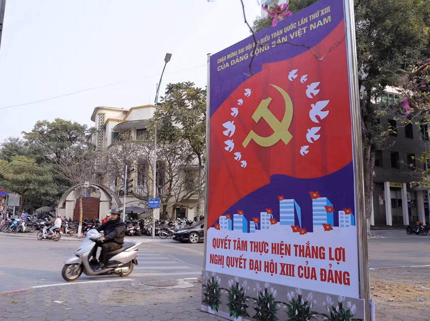 Un panneau célébrant le 13e Congrès national du Parti dans la rue Nguyen Du.