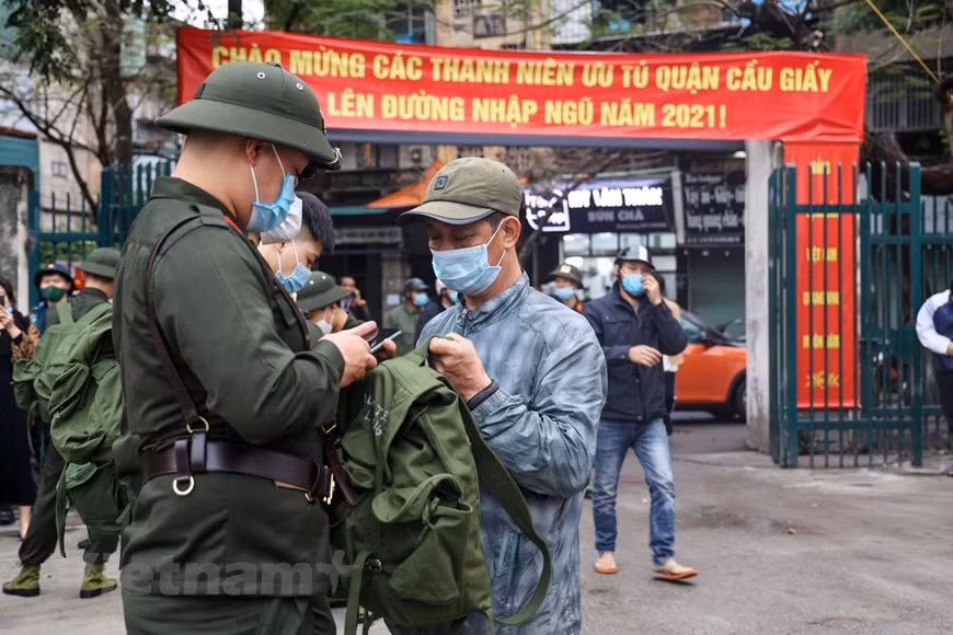 Dans l'arrondissement de Cau Giay, 71 jeunes hommes ont été sélectionnés pour effectuer les services militaire et policier. Photo: Vietnam+