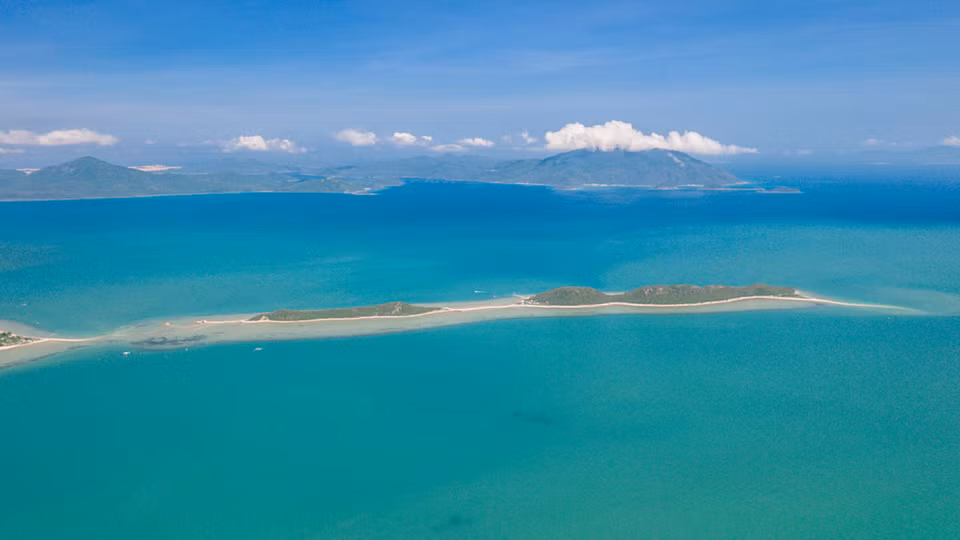 L'île de Diep Son est située dans la baie de Van Phong, province de Khanh Hoa. Les habitants l'appellent également l'île de Hon Bip, bien qu'elle soit située à quelques centaines de mètres de la côte, les visiteurs peuvent s'y rendre à pied grâce à sa "route de sable" unique. 