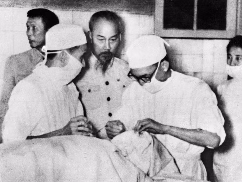 Le Président Ho Chi Minh (au centre) à l'hôpital central d'ophtalmologie. Photo: VNA 