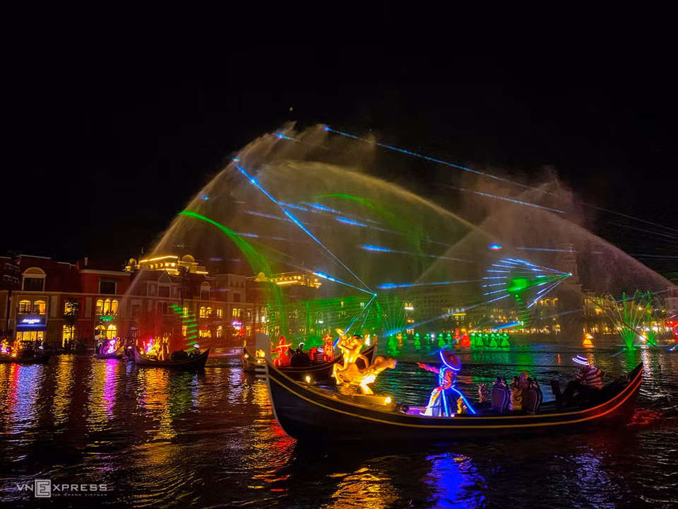 Dans la soirée, sur cette place, a lieu le spectacle "Couleurs de Venise", dirigé par le réalisateur Viet Tu. L'Association des records du Vietnam l'a reconnu comme le plus grand programme multimédia flottant du Vietnam s'inspirant de la culture européenne.