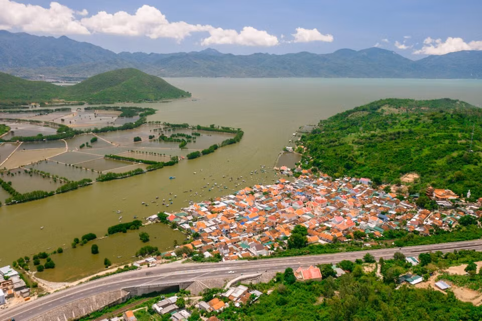 Sur la photo, le pied du col de Ro Tuong, à 11 km de la ville de Ninh Hoa, province de Khanh Hoa, surplombe Hon Vung et le paisible village de pêcheurs. 