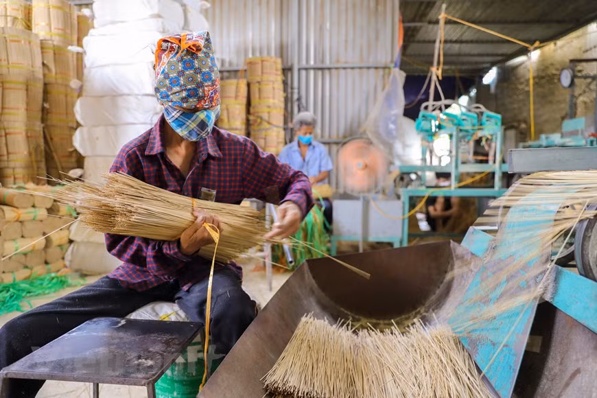 La fabrication de bâtons d'encens comprend de nombreuses étapes, notamment la coupe du bambou, le trempage des bâtons dans de la teinture rose, leur séchage à l'extérieur et la production de pâte d'encens. 