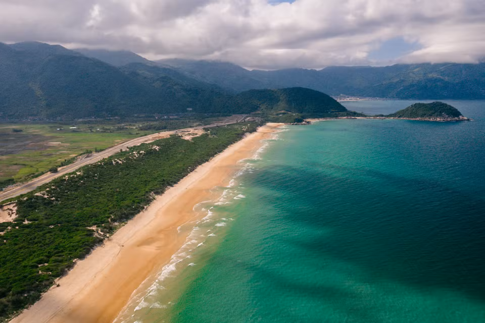 La route vers la péninsule de Dam Mon à Mui Doi, dans la commune de Van Thanh, district de Van Ninh, de la province de Khanh Hoa, est le point le plus oriental du Vietnam. Mui Doi, également connu sous le nom de Mui Ba Dau, est l'endroit pour accueillir le premier lever de soleil sur la "bande de terre en forme de S". 