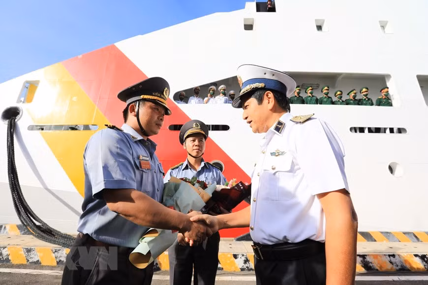 Le contre-amiral Ngo Van Thuan (droite), commissaire politique de la 4e zone navale, encourage les cadres et soldats. 