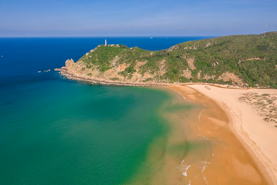 Du phare de Dai Lanh apparaît Bai Mon, une destination touristique attrayante et également un site pittoresque de la province de Phu Yen. 