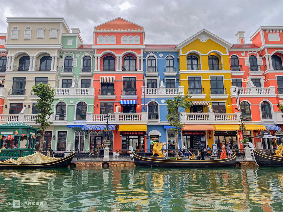 Le canal mesure 400 m de long, 25 m de large. Ses deux rives sont des maisons colorées qui rappellent l'île de Burano à Venise. 