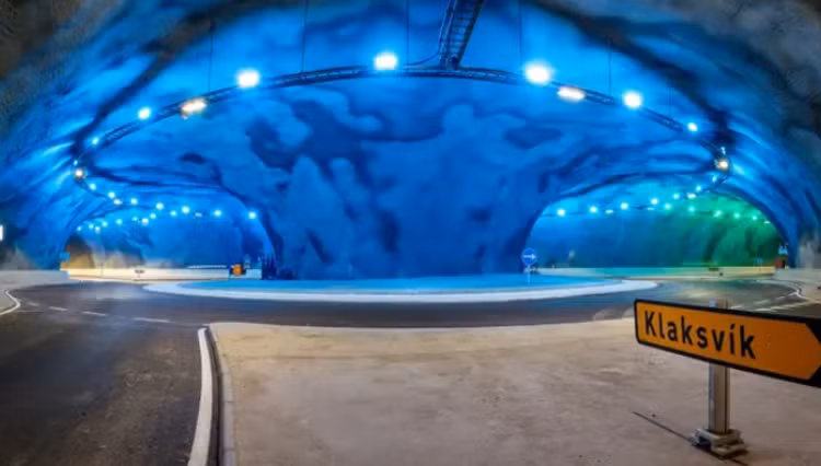 Le premier rond-point sous-marin du monde dans les îles Féroé. La route, longue de 11 km, était en construction depuis 2016. Photo: Guardian 