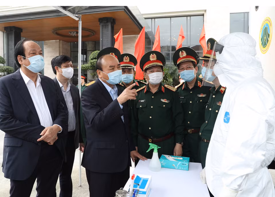 Le 22 mars 2020, au siège du Département de la médecine militaire relevant du Département général de la logistique, le Premier ministre Nguyen Xuan Phuc a examiné les mesures prises par le ministère de la Défense pour la prévention et la lutte contre le COVID-19. 