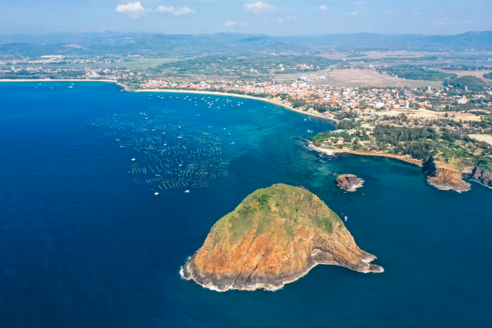 L'une des attractions touristiques de Phu Yen est l'île de Hon Yen, située à plus de 20 km dans le hameau de Tuy Hoa, district de Tuy An. 