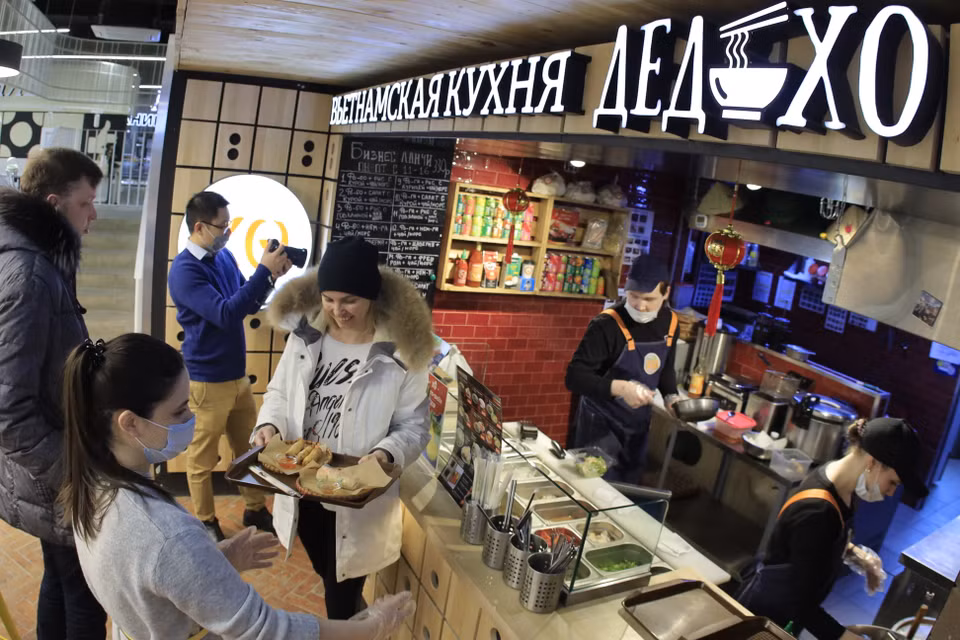 Le restaurant "Ded Ho" possède un petit espace dans le centre commercial au centre de la ville d'Izevsk, mais il attire de nombreux habitants qui viennent ici pour déguster des plats vietnamiens. Photo: VNA 