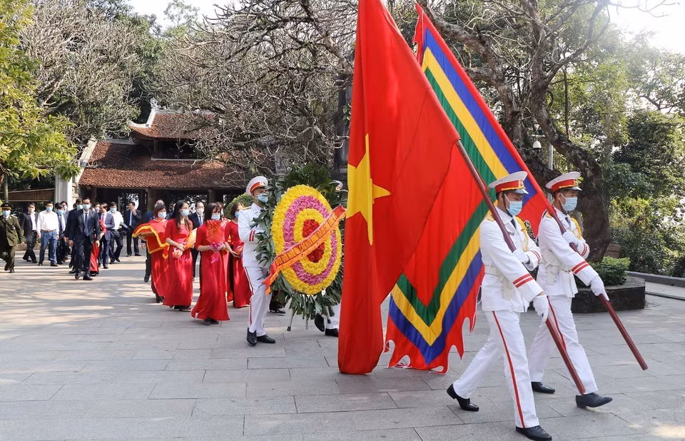 Le 11 février 2021, soit le 30e jour du 12e mois lunaire de l'Année du Rat, au sommet de la montagne de Nghia Linh, relevant du site national spécial des temples des rois Hung, les autorités de la province de Phu Tho sont venues brûler des baguettes d'encens en hommage aux rois fondateurs. 