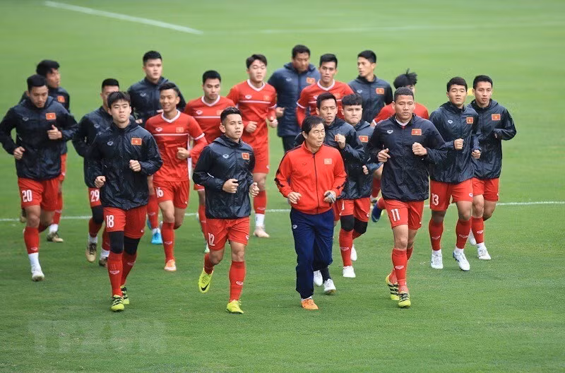 Les joueurs vietnamiens entament la séance d'entraînement.