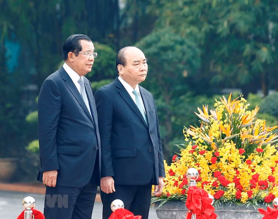 La cérémonie d'accueil officielle du Premier ministre Techo Hun Sen a été solennellement organisée à Hanoi selon les rites les plus solennels. 