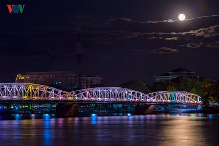 Le pont Truong Tien, le plus beau de Hue. 