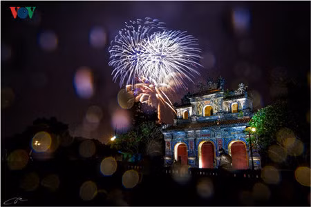 La porte Hien Nhon sous les feux d’artifice.