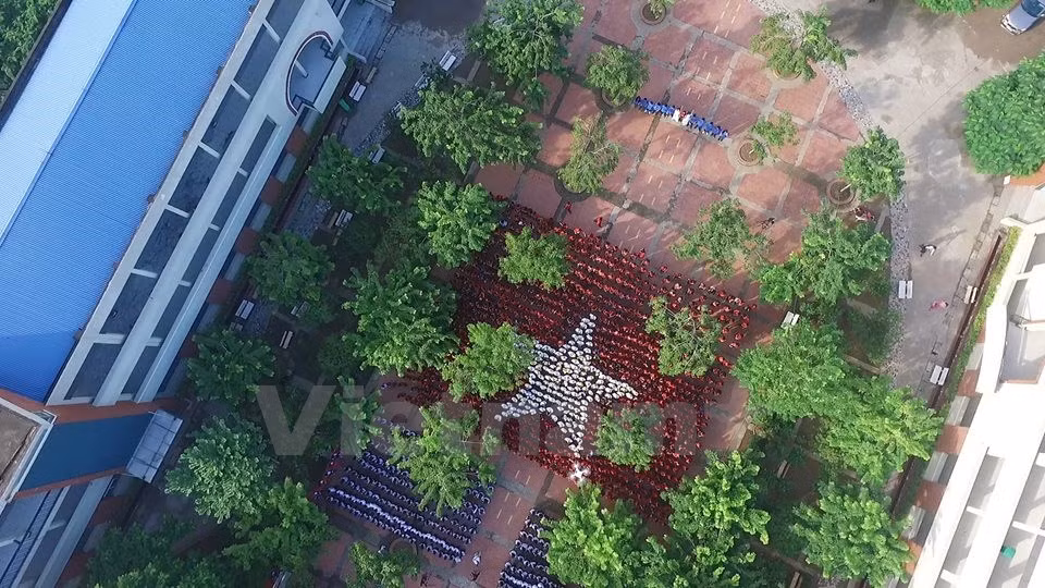 Le drapeau national lors de la rentrée scolaire. 