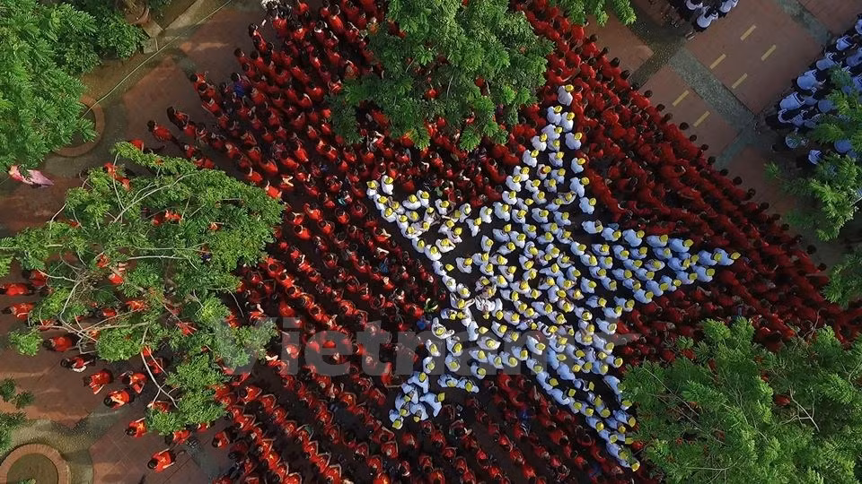 Au collège-lycée Luong The Vinh, les élèves ont formé le drapeau national. 