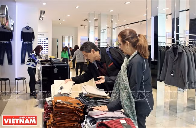 Son ​réseau de boutiques de mode « Owen » attire un grand nombre de clients. 