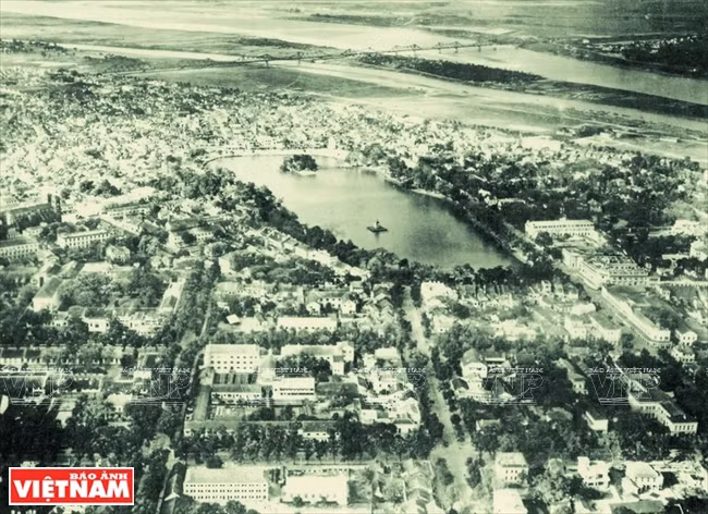 Vue panoramique du centre de Hanoi avec le lac de l’Epée restituée au centre. Photo prise dans les années 1930. 