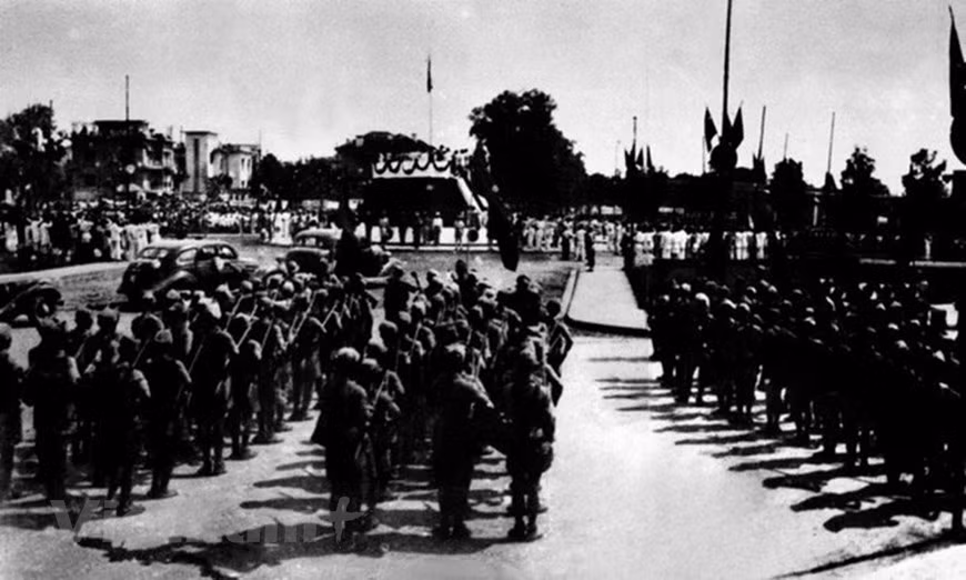 Le 2 septembre 1945, sur la place Ba Dinh à Hanoï, le Président Hô Chi Minh, au nom du gouvernement provisoire, a proclamé la Déclaration d’Indépendance, donnant naissance à la République démocratique du Vietnam, marquant la victoire complète de la Révolution d'août. Photo: Archives