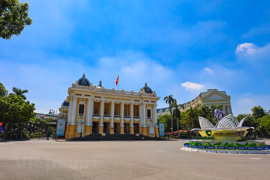 Actuellement, la place de la Révolution d'Août est située dans le quartier de Trang Tien, dans l'arrondissement de Hoan Kiem. Il s'agit d'un ensemble architectural emblématique de la capitale vietnamienne. Photo: VNA
