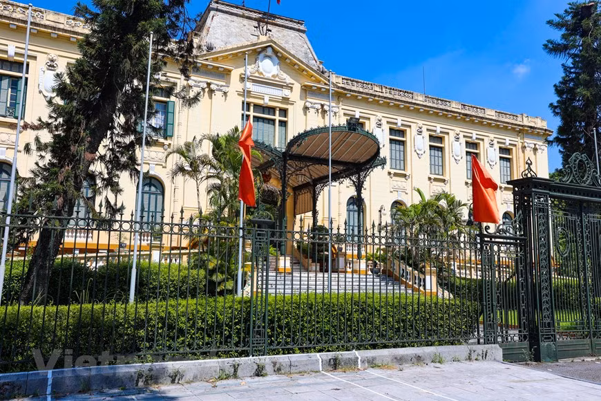 Le Palais du Tonkin, maintenant situé au 12, rue Ngo Quyen, a été rénové et utilisé comme maison d'hôtes du gouvernement. Le toit du hall devant le bâtiment conserve encore l'architecture typique d'il y a 76 ans. Photo: VNA
